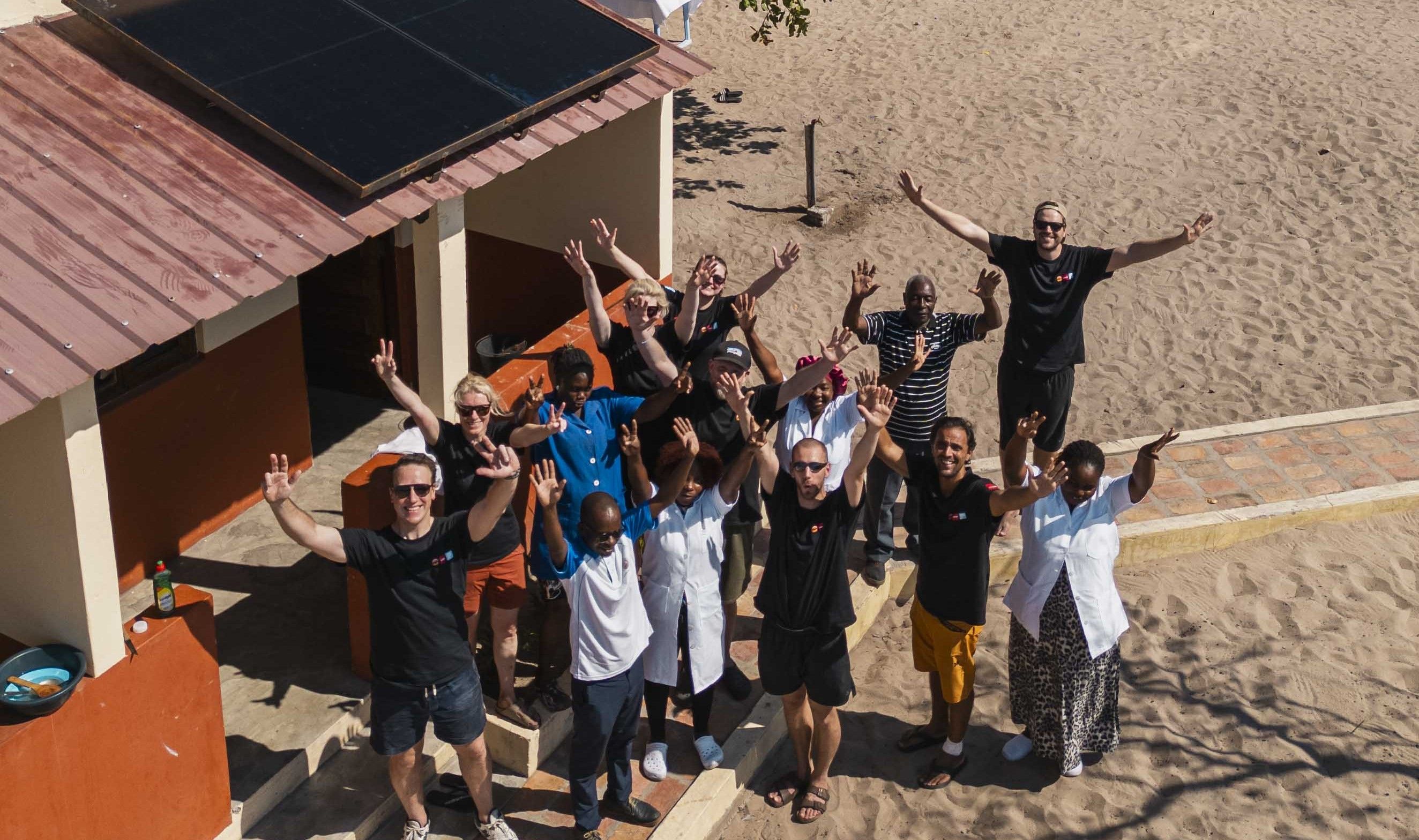 Imagen de cabecera «El agua es un derecho humano» - Equipo de la ONG Proyecto Vita, habitantes de la ciudad de Linga Linga, Mozambique, y el equipo de Senergia y LONGi tras la finalización de la construcción de una torre de agua dulce alimentada por energía solar y suministro en 2024 I @Copyright FINGR