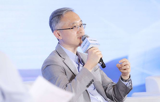 Zhang Haimeng, Vice President of LONGi, attends the roundtable at the media open day event of LONGi Jiaxing Lighthouse Factory.