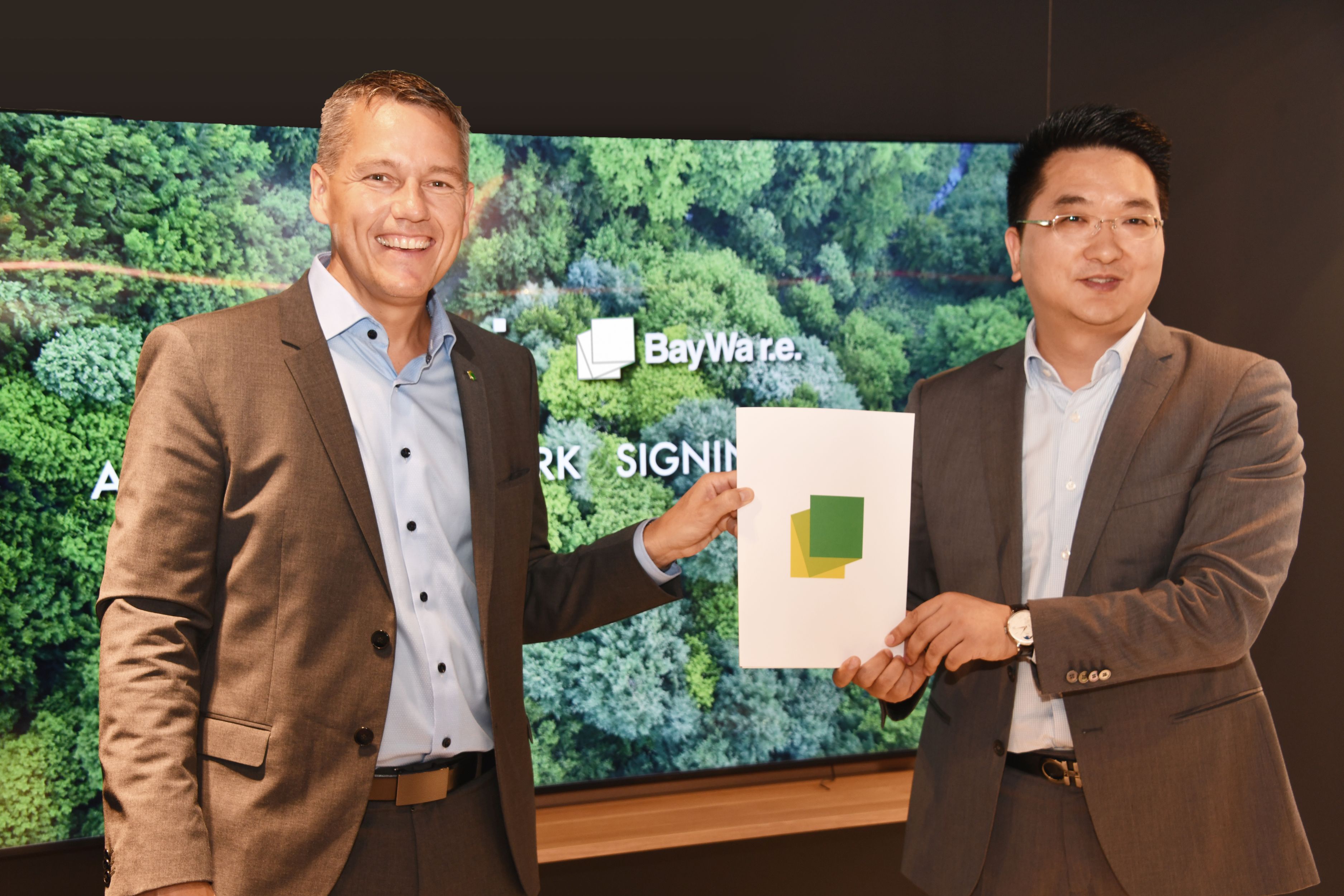 Frank Jessel, CEO of BayWa r.e. Solar Trade Holding (left) and Clifford Chen, LONGi’s President of Europe Business Center