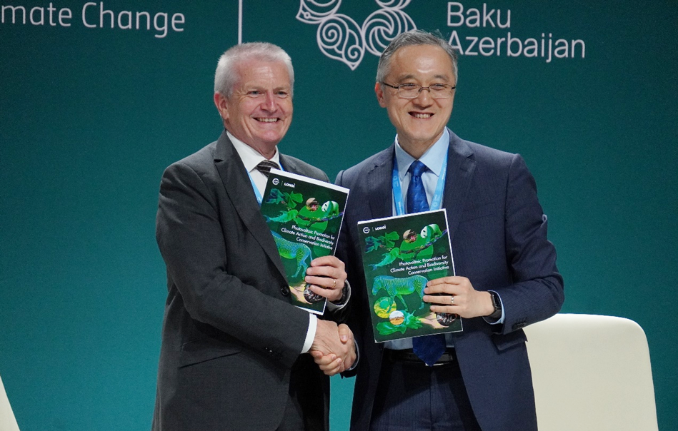 On November 15th, 2024, IUCN Deputy Director General Stewart Maginnis and LONGi’s Vice President and Chief Sustainability Officer, Zhang Haimeng jointly released the "Photovoltaic Promotion for Climate Action and Biodiversity Conservation Initiative" at COP29.