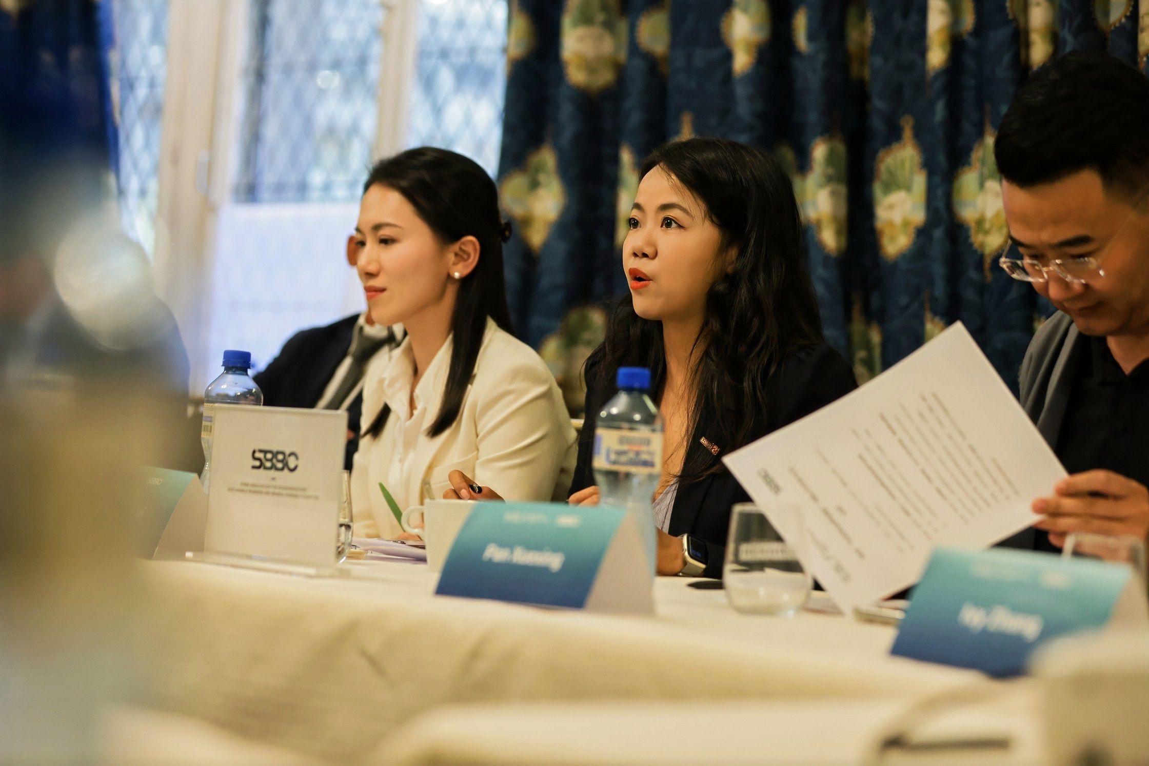 Floria Wang, Head of Global Branding at LONGi, delivered a speech themed "The Inherent Sustainable DNA of the PV Industry and Global Implementation", sharing the path for enterprises to transform sustainable concepts into practical value.