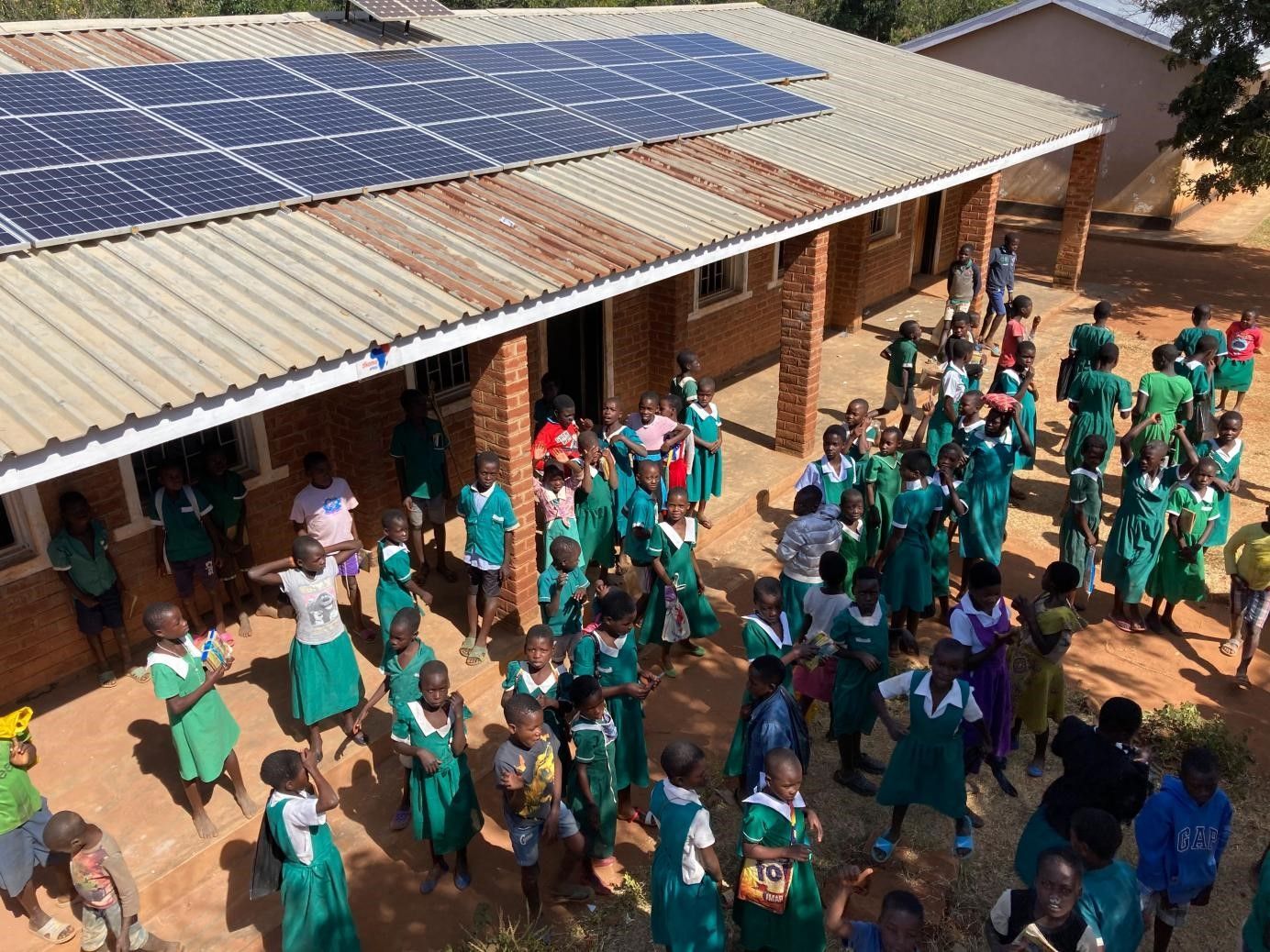 O projeto de energia fotovoltaica distribuída da LONGi doado à Escola Chamalire no Malawi, África, fornece aos alunos iluminação para estudo noturno e beneficia a comunidade local.