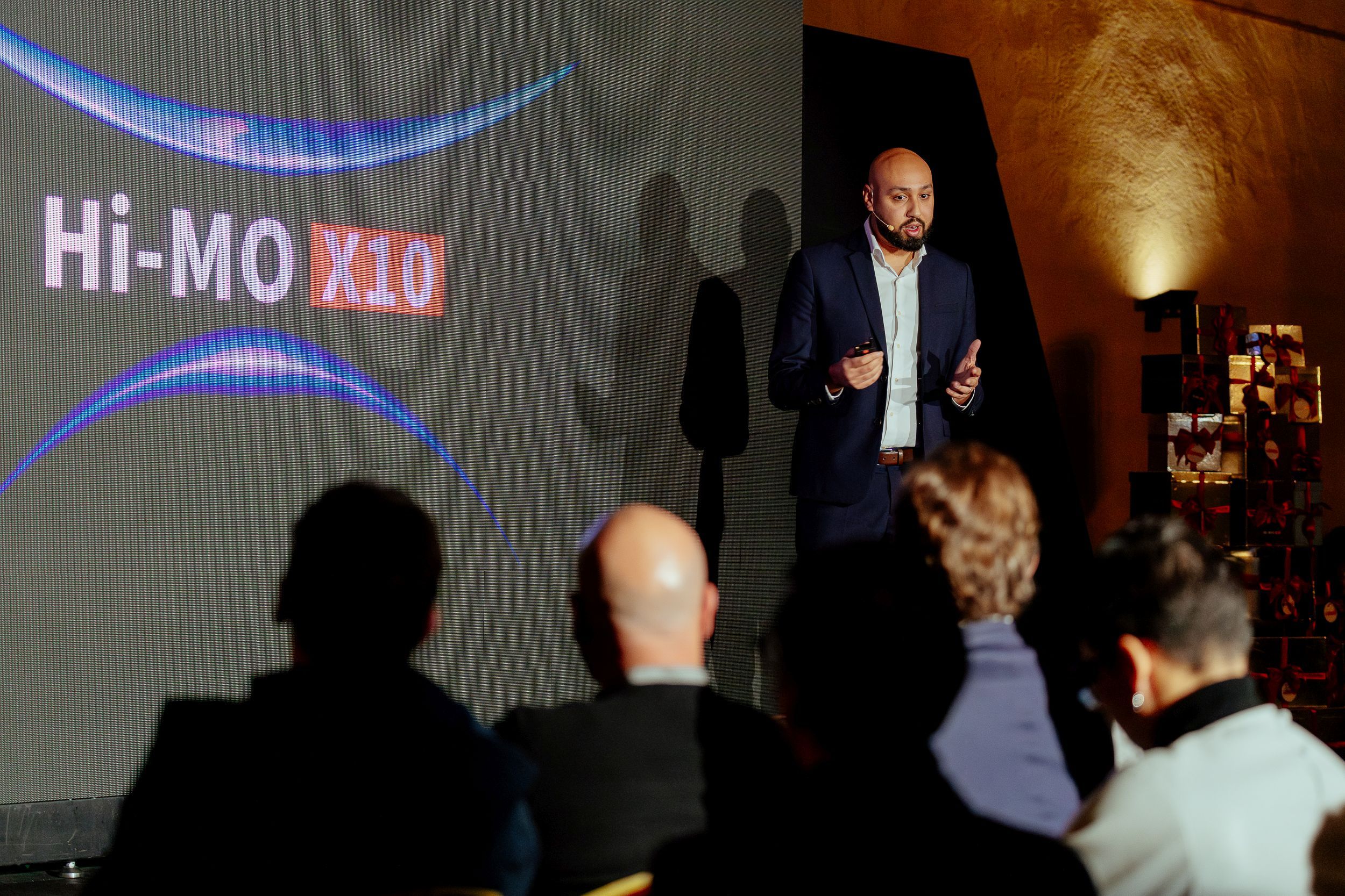 Abdelwahid Hamtine, Product Marketing Manager chez LONGi, présentant le Hi-MO X10 à EnerGaïa à Montpellier - Photo : Matthieu Metivet