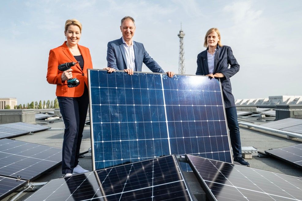 Baustart für Berlins größte Photovoltaik-Dachanlage: Franziska Giffey, Dr. Mario Tobias und Dr. Kerstin Busch. (v.l.), Foto: Volkmar Otto