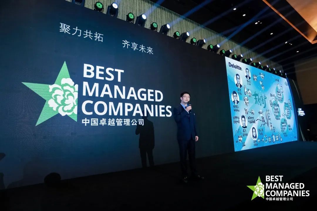 Liu Xiaodong, Thư ký Hội đồng quản trị của LONGi, thay mặt các công ty đoạt giải BMC công bố các sáng kiến đồng sáng tạo cho 2022-2023 với tư cách là doanh nghiệp chủ tịch luân phiên hàng năm.