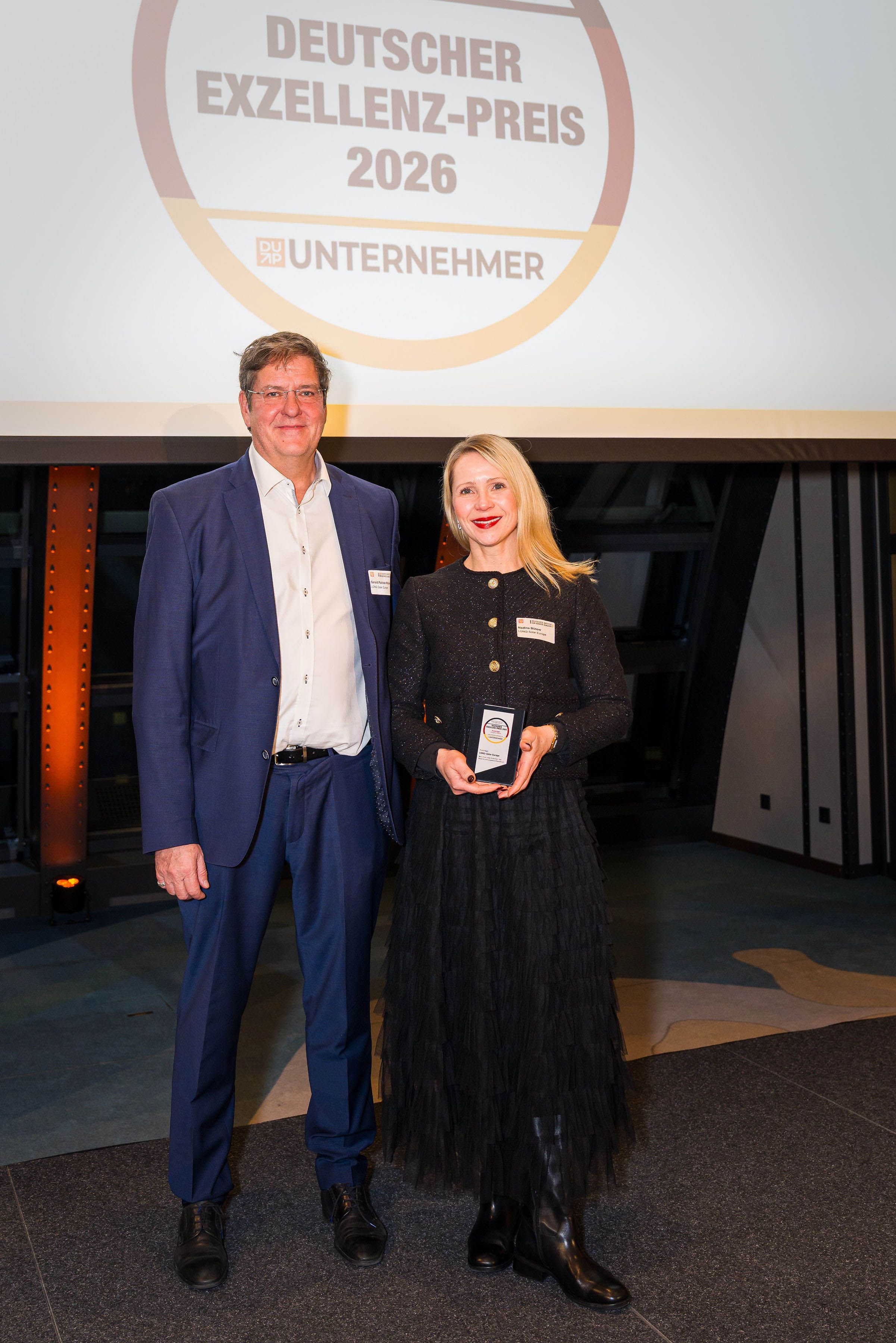 隆基德国、奥地利、瑞士地区副总经理Gerald Patrick Müller与隆基欧洲传播负责人Nadine Bütow在颁奖现场。图片来源:©offenblende.de / Marc Metzler