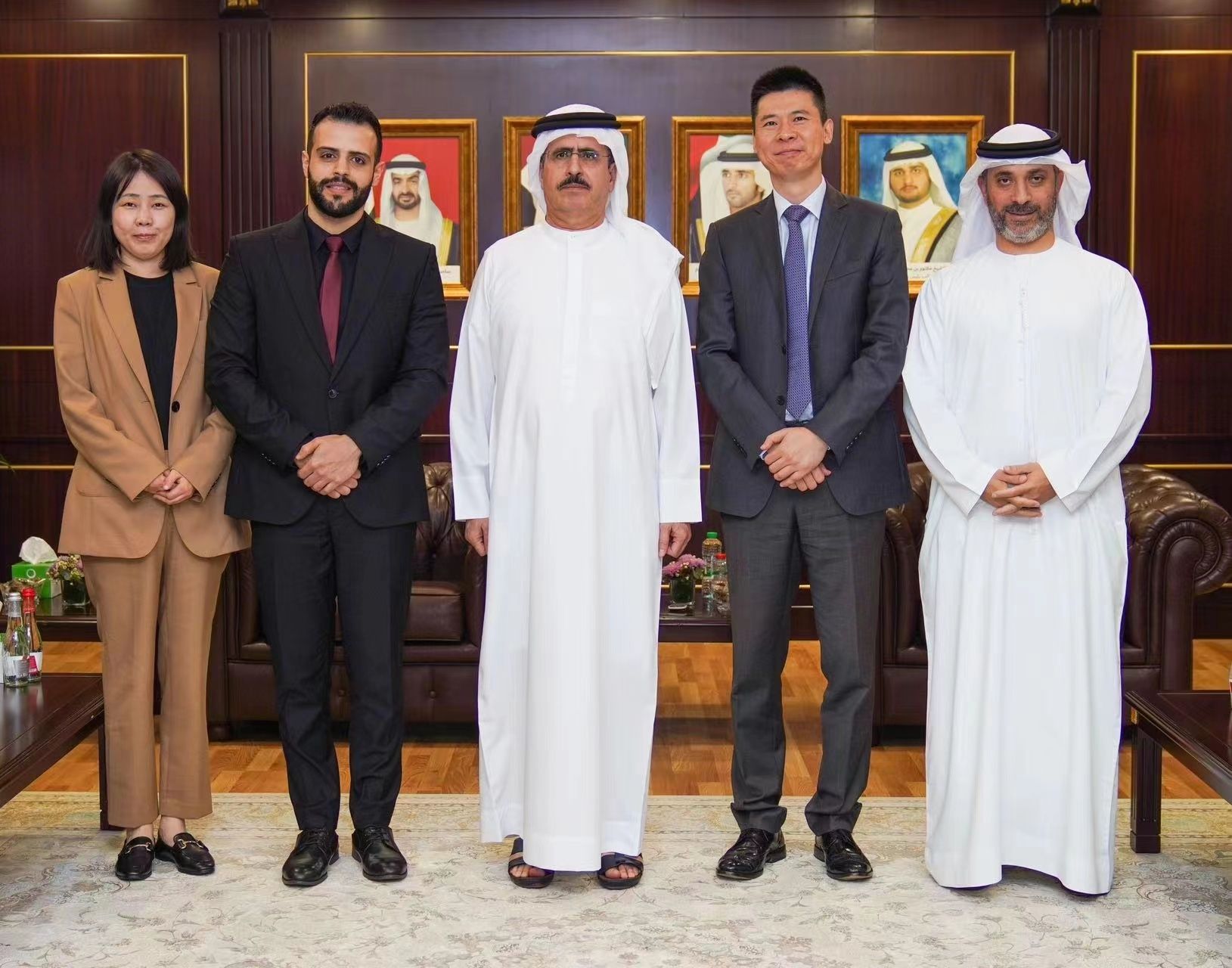 Recently, James Jin, President of LONGi, MEA region, met with H.E. Saeed Mohammed Al Tayer, MD&CEO of Dubai Electricity & Water Authority (DEWA), in Dubai.