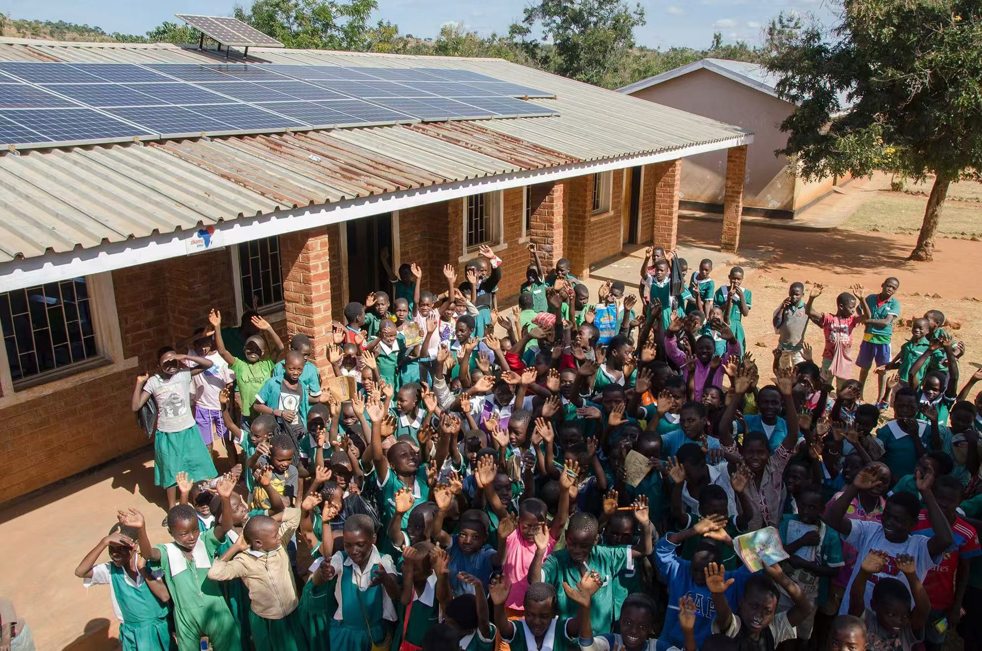 在马拉维，隆基帮助当地一所学校建设分布式发电系统，保证当地学校及医院能用上清洁、稳定的电力。