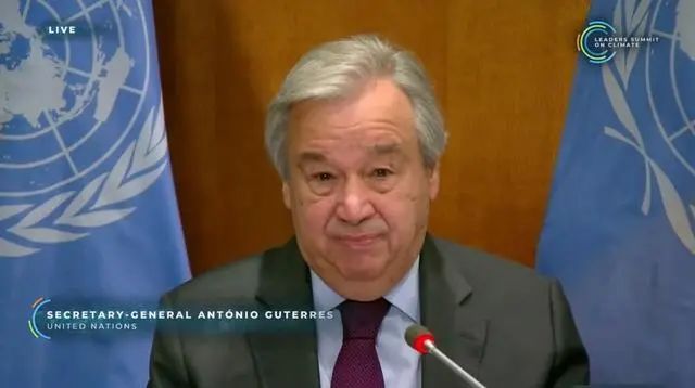 4月22日，联合国秘书长古特雷斯视频出席领导人气候峰会时表示“我们需要一个绿色的星球，但世界却亮起了红色的警报。”©央视新闻