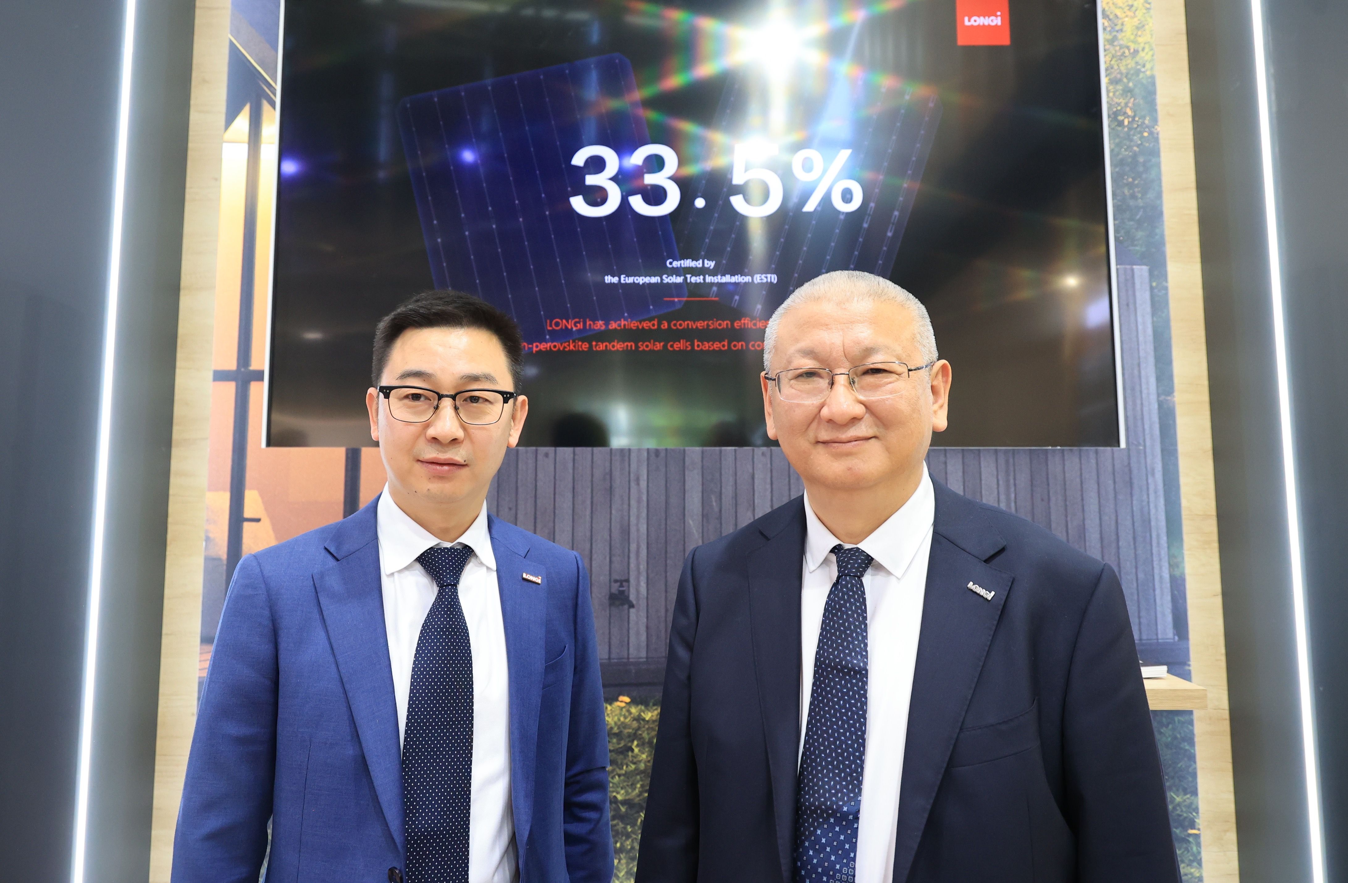 Dennis She und President Li Zhenguo auf der Intersolar 2023 (LONGi Solar)