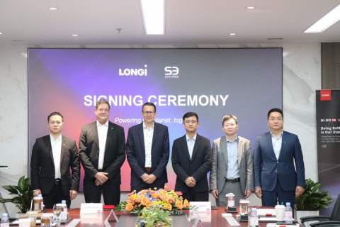 From left to right: Yifei Li, Sales Manager DACH of LONGi Europe (DG); Gerald Mueller, Sales Director DACH of LONGi Europe (DG); Olaf Krückemeier, Chief Sales Officer of Solar Express; Nick Wang, VP of LONGi Europe (DG); Charles Jiang, VP of DG Business Group, LONGi; Clifford Chen, President of DG Marketing and Sales Center, LONGi