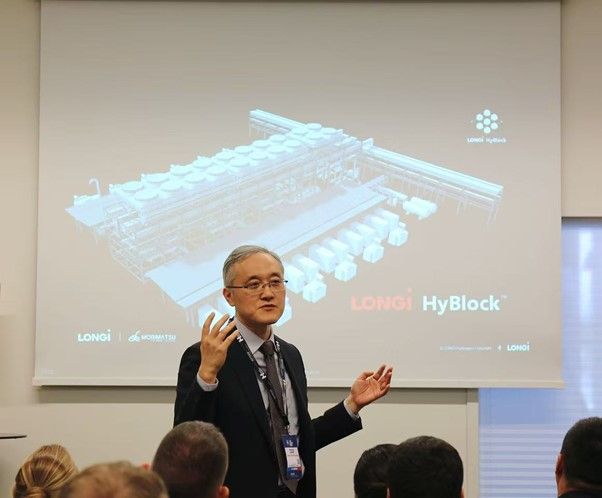 Mr. Haimeng Zhang, Vice President and Chief Strategy & ESG Officer of LONGi Green Energy, delivers a speech