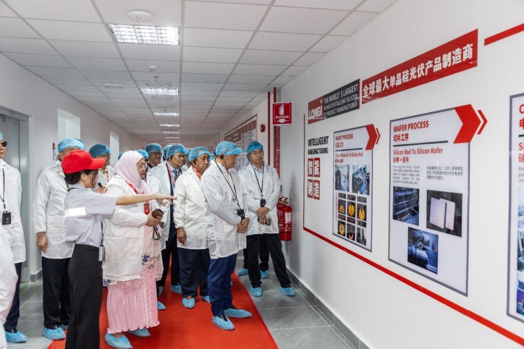 Government leaders, guests and customers visited the LONGi Serendah Module Plant.