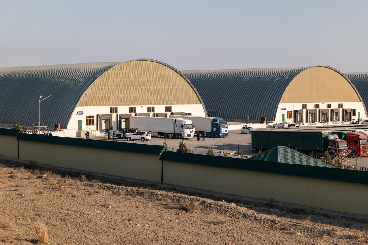 Le centre logistique humanitaire régional du centre de fret de Termez, en Ouzbékistan, sera équipé de panneaux solaires grâce au soutien de LONGi. HCR/Elyor Nemat