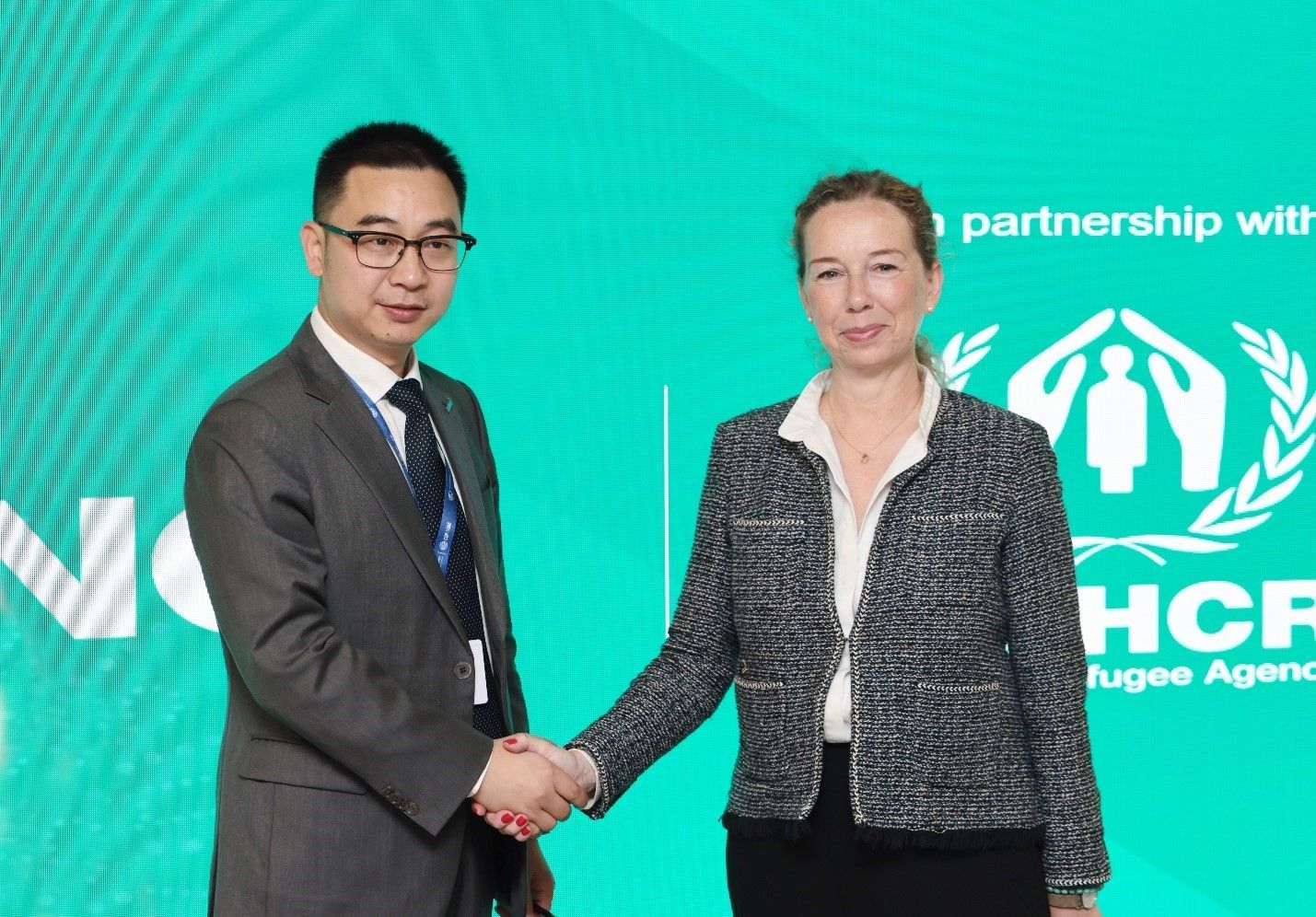 Dennis She, Vicepresidente de LONGi, y Dominique Hyde, Director de Relaciones Exteriores de ACNUR, firmaron el acuerdo de cooperación en el Pabellón Solar+ de LONGi durante la COP28 en Dubai (EAU).