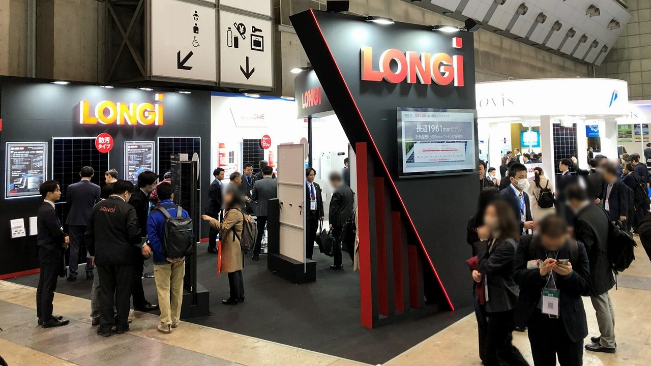 来場者で賑わうLONGiブースの様子