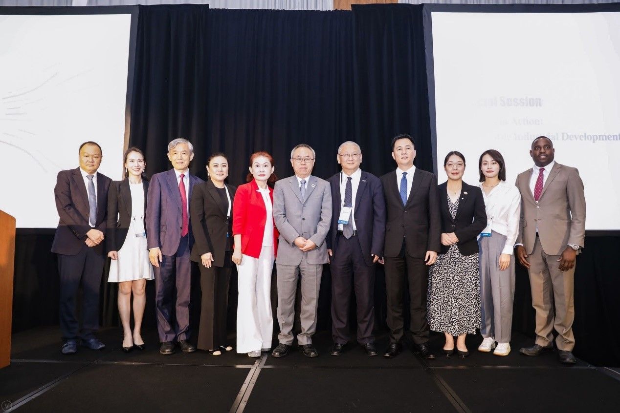 5° da destra: Il fondatore e presidente di LONGi Zhenguo Li