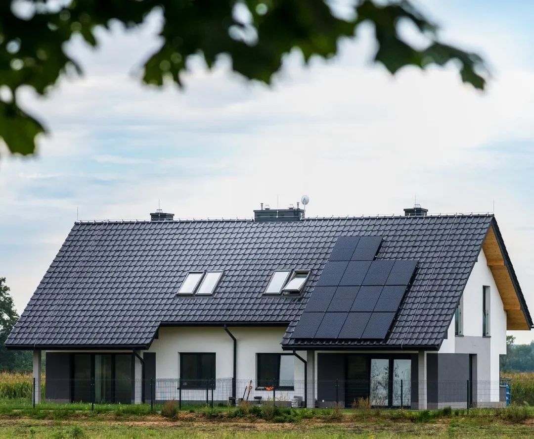 光伏发电，已经成为众多居民屋顶的首选。持续的收益和典雅的外观，正在全方位开启低碳未来。