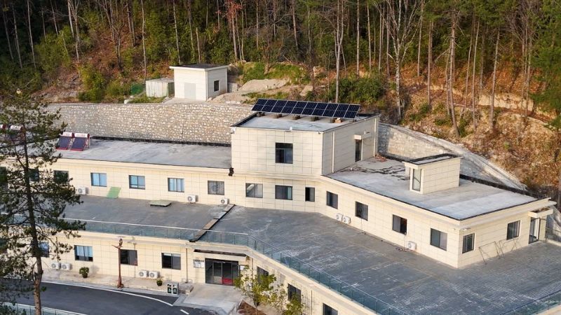 在秦岭大熊猫佛坪救护繁育研究基地科研楼屋顶，隆基绿能捐赠并建设了一座分布式光伏电站